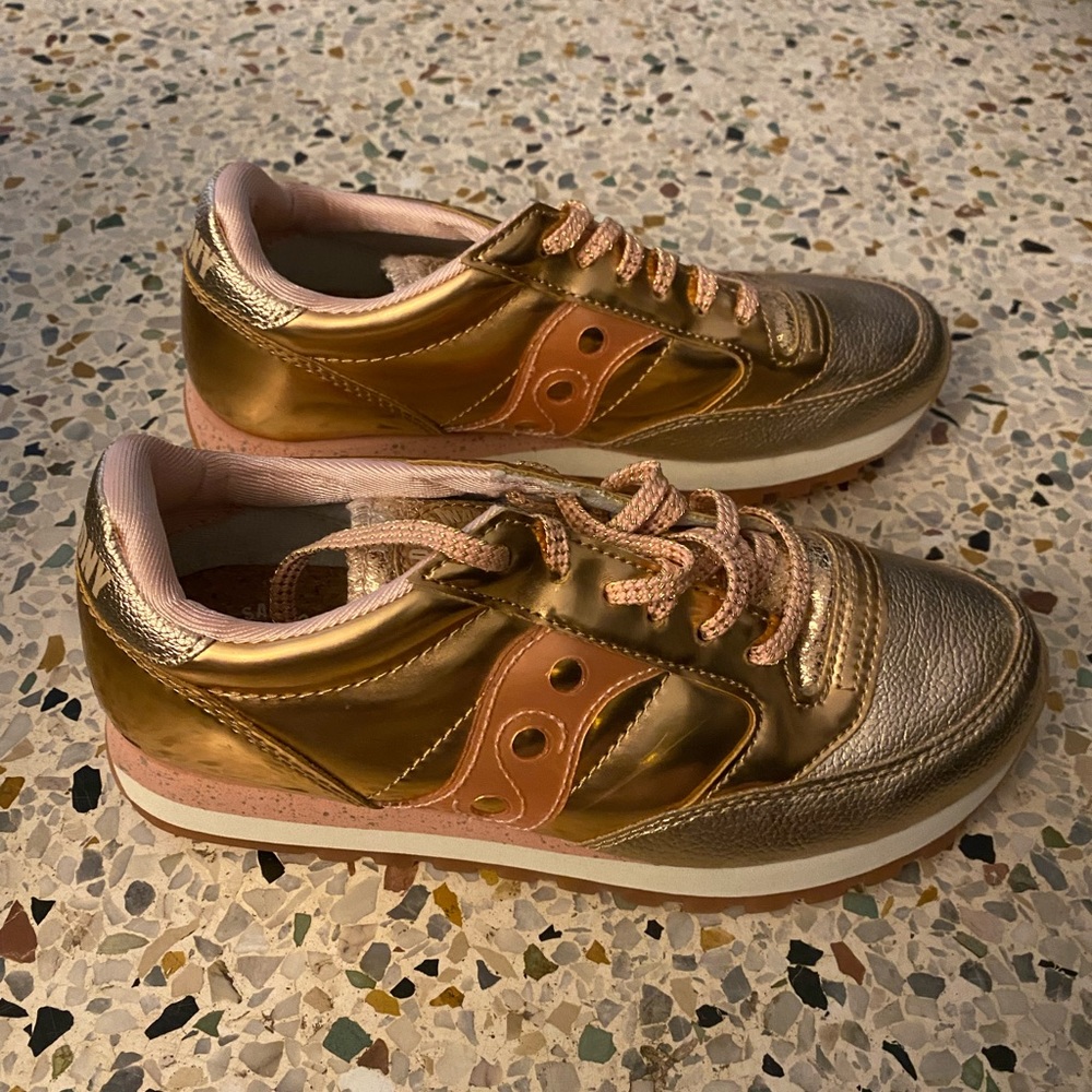 Saucing sz 6 sneakers like new - Picture 2 of 4